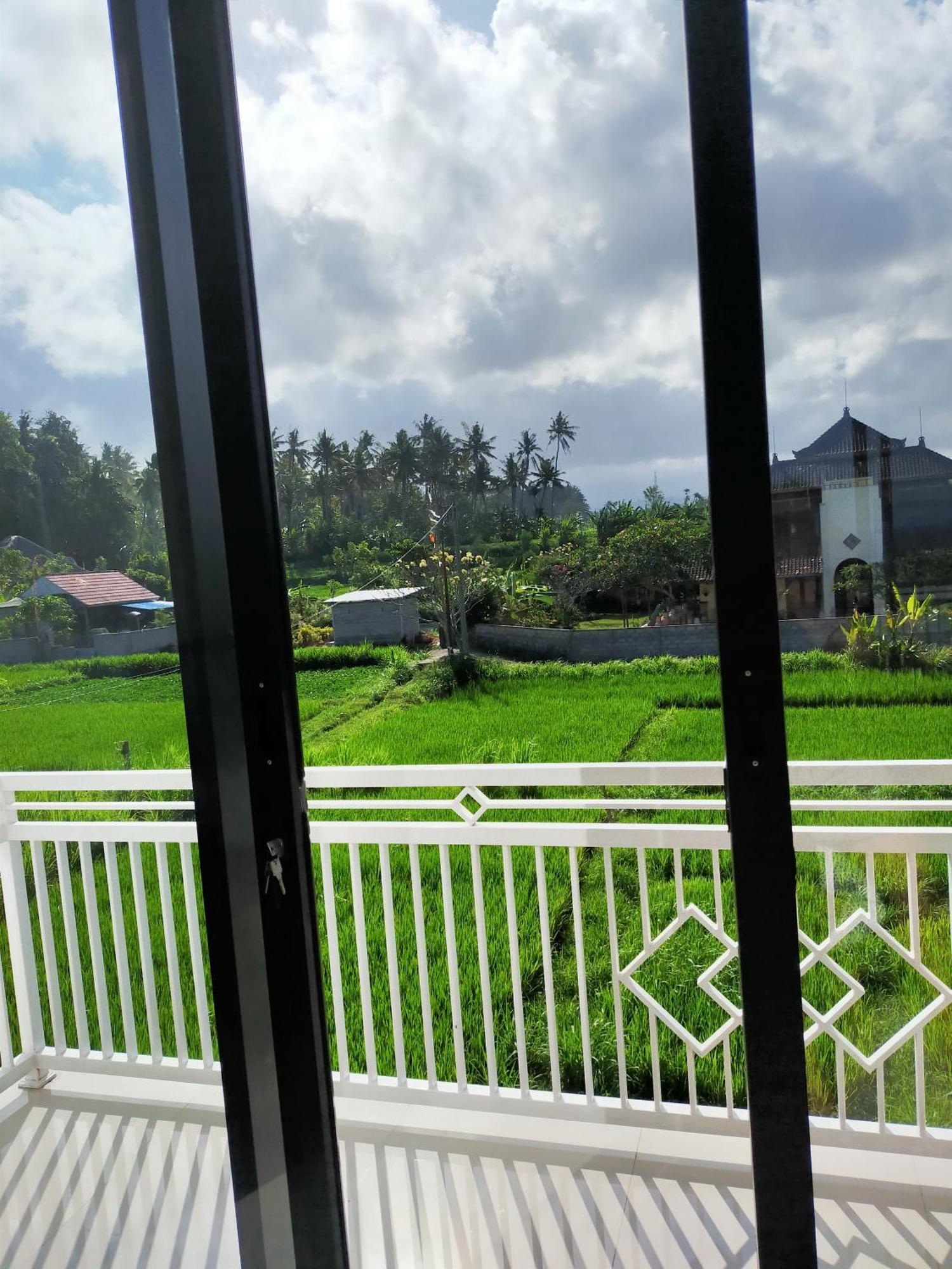 Limun Guesthouse Amlapura Buitenkant foto