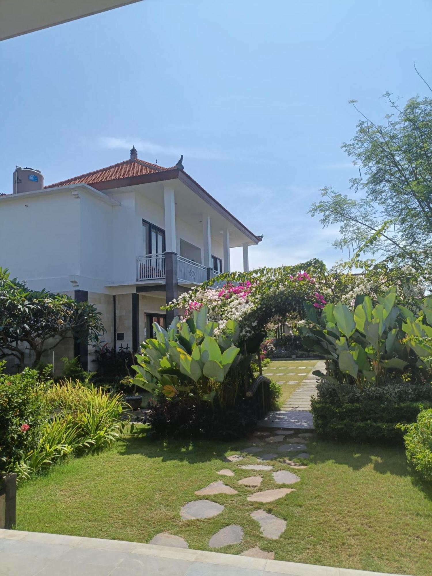 Limun Guesthouse Amlapura Buitenkant foto