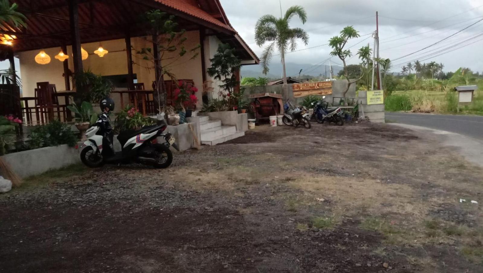 Limun Guesthouse Amlapura Buitenkant foto