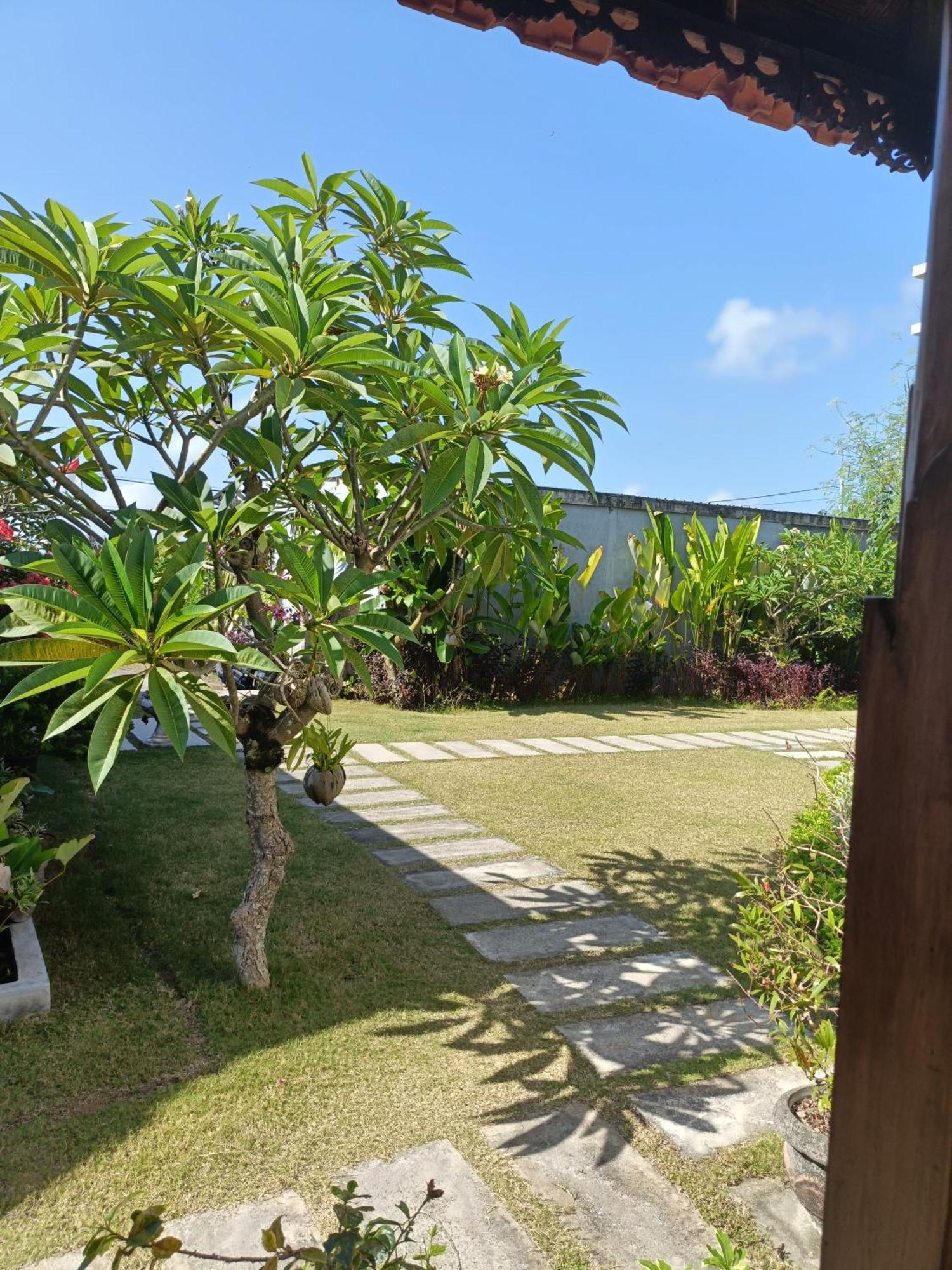 Limun Guesthouse Amlapura Buitenkant foto